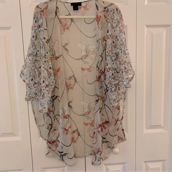 Steve Madden Tops - STEVE MADDEN Size OS Flutter Sleeves
Kimono